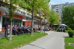 Občinstvo doma v prijetni senčki