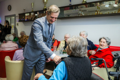 predsednik-vlade-robert-golob-je-obiskal-dom-starejih-obanov-ika_54964512377_o